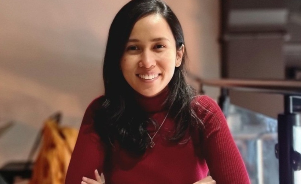 Wennie Subramonian sat at a table